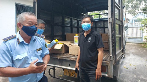 Đưa chất cấm vào thuốc bảo vệ thực vật, làm giả bao bì y chang - Ảnh 1. Đưa chất cấm vào thuốc bảo vệ thực vật, làm giả bao bì y chang - Ảnh 1.