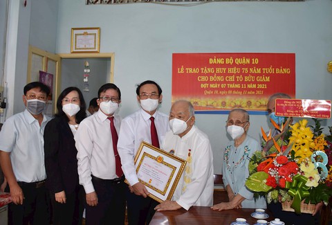 Bí thư Nguyễn Văn Nên đến nhà trao Huy hiệu 75 năm tuổi Đảng cho hai đảng viên - Ảnh 1. Bí thư Nguyễn Văn Nên đến nhà trao Huy hiệu 75 năm tuổi Đảng cho hai đảng viên - Ảnh 1.