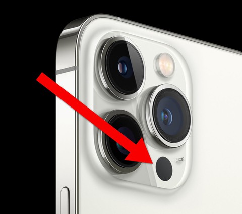 Chấm đen trên mặt sau iPhone dùng để làm gì? - Ảnh 1. Chấm đen trên mặt sau iPhone dùng để làm gì? - Ảnh 1.