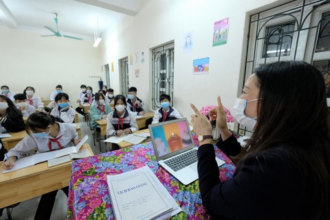 Hà Nội cần làm gì để học sinh trở lại trường an toàn khi ngày vẫn hơn 2.700 ca COVID-19? - Ảnh 1. Hà Nội cần làm gì để học sinh trở lại trường an toàn khi ngày vẫn hơn 2.700 ca COVID-19? - Ảnh 1.