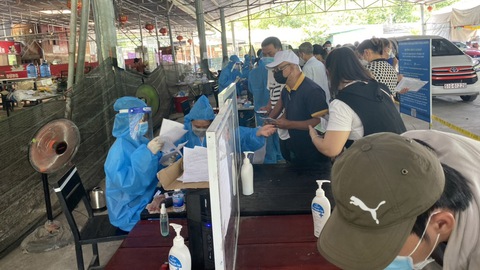 App xài không hết nhưng nơi này vẫn bắt khai báo y tế bằng giấy - Ảnh 2. App xài không hết nhưng nơi này vẫn bắt khai báo y tế bằng giấy - Ảnh 2.
