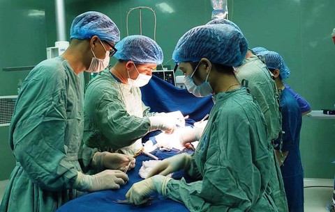 Hơn nửa ký tóc trong bụng bé 7 tuổi thích ăn tóc - Ảnh 2. Hơn nửa ký tóc trong bụng bé 7 tuổi thích ăn tóc - Ảnh 2.