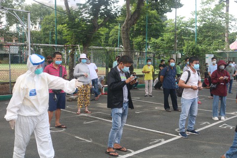 TP.HCM không xét nghiệm COVID-19 định kỳ với quy mô toàn dân - Ảnh 1. TP.HCM không xét nghiệm COVID-19 định kỳ với quy mô toàn dân - Ảnh 1.