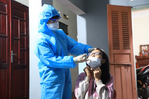 Học sinh học trực tuyến, trường vận động phụ huynh mua kit test COVID-19 - Ảnh 1. Học sinh học trực tuyến, trường vận động phụ huynh mua kit test COVID-19 - Ảnh 1.