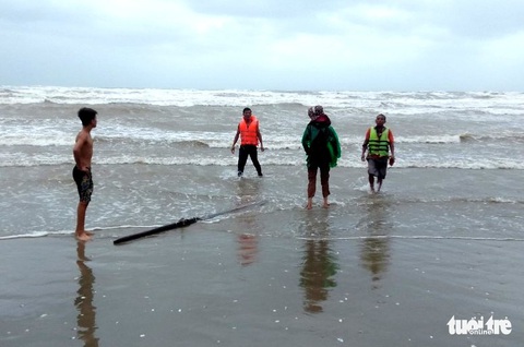 Sóng đánh lật thuyền lúc rạng sáng, hai ngư dân bơi 3,5km vào bờ - Ảnh 1. Sóng đánh lật thuyền lúc rạng sáng, hai ngư dân bơi 3,5km vào bờ - Ảnh 1.