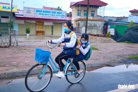Những học sinh đầu tiên ở Hà Nội quay trở lại trường sau gần 6 tháng ở nhà - Ảnh 2. Những học sinh đầu tiên ở Hà Nội quay trở lại trường sau gần 6 tháng ở nhà - Ảnh 2.