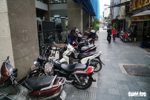 Chọn tàu điện Cát Linh - Hà Đông đi làm: Khổ vì thiếu chỗ gửi xe - Ảnh 2. Chọn tàu điện Cát Linh - Hà Đông đi làm: Khổ vì thiếu chỗ gửi xe - Ảnh 2.