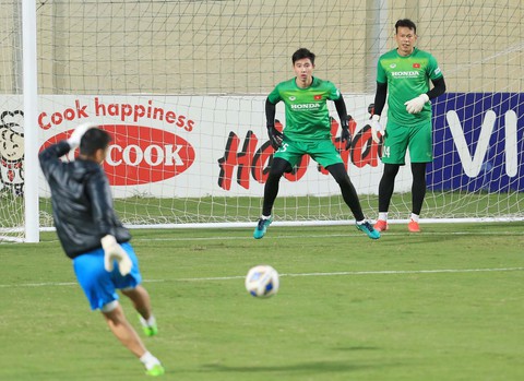 Văn Toản đau vai, tuyển Việt Nam bổ sung thủ môn U23 - Ảnh 1. Văn Toản đau vai, tuyển Việt Nam bổ sung thủ môn U23 - Ảnh 1.