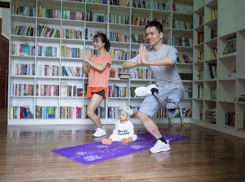 Đôi vợ chồng - mỗi người chỉ có 1 chân - dạy con tập đi gây xúc động mạnh - Ảnh 2. Đôi vợ chồng - mỗi người chỉ có 1 chân - dạy con tập đi gây xúc động mạnh - Ảnh 2.