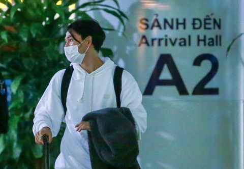 Minamino và dàn sao tuyển Nhật mệt mỏi sau hành trình từ châu Âu đến Việt Nam - Ảnh 3. Minamino và dàn sao tuyển Nhật mệt mỏi sau hành trình từ châu Âu đến Việt Nam - Ảnh 3.