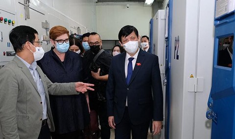 Việt Nam tiếp nhận 1.910 tủ bảo quản vắc xin do Úc và UNICEF hỗ trợ - Ảnh 1. Việt Nam tiếp nhận 1.910 tủ bảo quản vắc xin do Úc và UNICEF hỗ trợ - Ảnh 1.