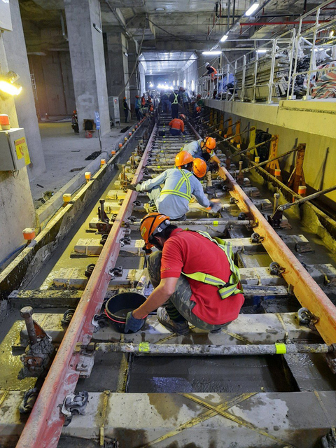 Metro Bến Thành - Suối Tiên lắp đoạn ray cuối cùng - Ảnh 1. Metro Bến Thành - Suối Tiên lắp đoạn ray cuối cùng - Ảnh 1.