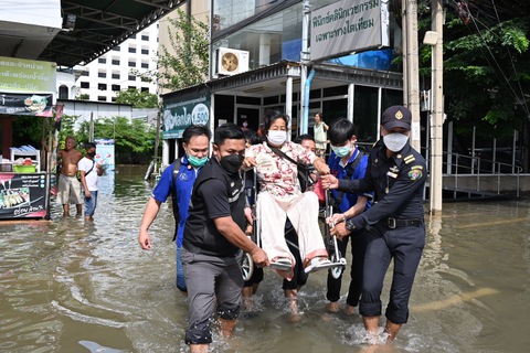 Thống đốc Bangkok xin lỗi dân vì ngập nặng do triều cường - Ảnh 6. Thống đốc Bangkok xin lỗi dân vì ngập nặng do triều cường - Ảnh 6.