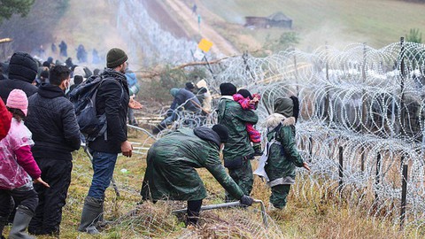 Ba Lan triển khai 12.000 quân tới biên giới với Belarus giữa căng thẳng người di cư - Ảnh 4. Ba Lan triển khai 12.000 quân tới biên giới với Belarus giữa căng thẳng người di cư - Ảnh 4.