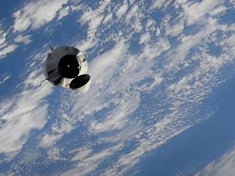 Tàu Crew Dragon của SpaceX đưa 4 phi hành gia về Trái đất an toàn - Ảnh 1. Tàu Crew Dragon của SpaceX đưa 4 phi hành gia về Trái đất an toàn - Ảnh 1.