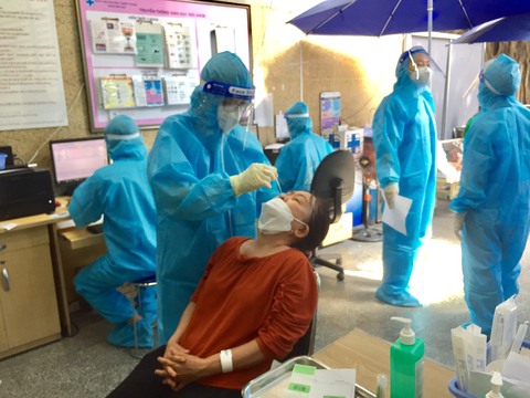 TP.HCM: 8 quận, huyện có số ca COVID-19 cách ly tại nhà cao, tổng cộng 33.826 ca - Ảnh 1. TP.HCM: 8 quận, huyện có số ca COVID-19 cách ly tại nhà cao, tổng cộng 33.826 ca - Ảnh 1.