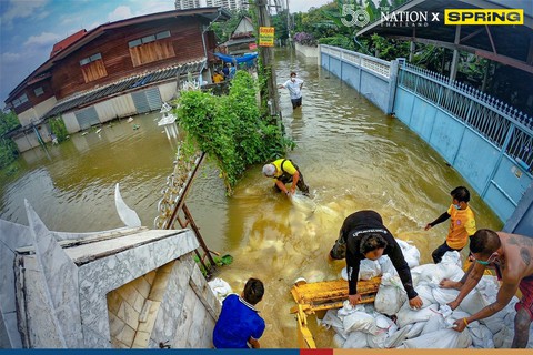 Thống đốc Bangkok xin lỗi dân vì ngập nặng do triều cường - Ảnh 3. Thống đốc Bangkok xin lỗi dân vì ngập nặng do triều cường - Ảnh 3.