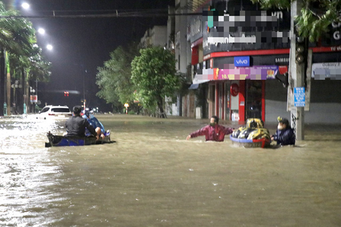 Hàng chục nghìn nhà bị ngập lụt, Thủ tướng yêu cầu không để người dân đói, rét - Ảnh 1. Hàng chục nghìn nhà bị ngập lụt, Thủ tướng yêu cầu không để người dân đói, rét - Ảnh 1.