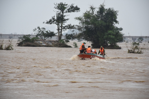 Cứu nhiều người kẹt lũ giữa sông Đà Rằng - Ảnh 3. Cứu nhiều người kẹt lũ giữa sông Đà Rằng - Ảnh 3.