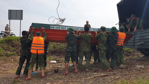 Cứu nhiều người kẹt lũ giữa sông Đà Rằng - Ảnh 4. Cứu nhiều người kẹt lũ giữa sông Đà Rằng - Ảnh 4.