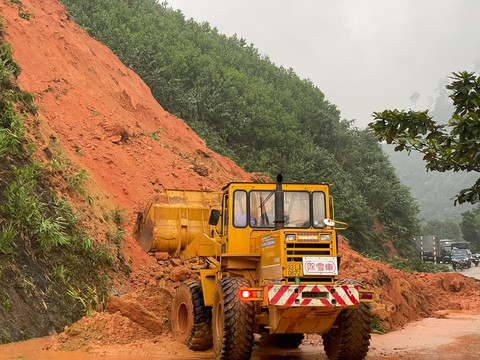 Quảng Nam: Người dân chung tay khắc phục sạt lở ở miền núi - Ảnh 3. Quảng Nam: Người dân chung tay khắc phục sạt lở ở miền núi - Ảnh 3.