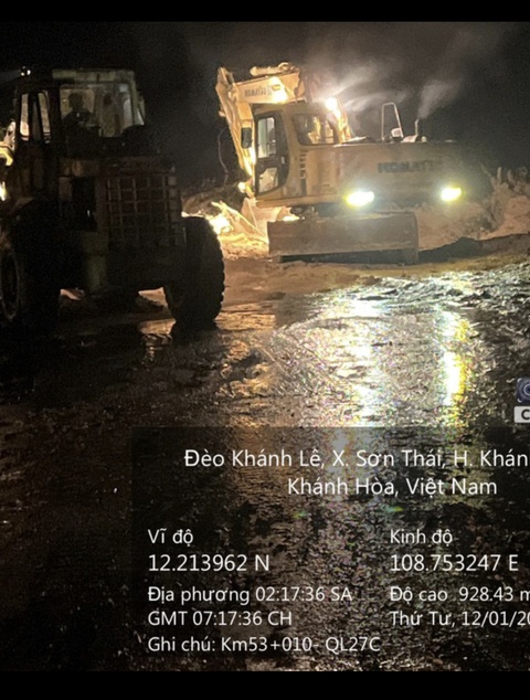 Sạt lở đường Nha Trang - Đà Lạt, mới thông tuyến 1 làn - Ảnh 2. Sạt lở đường Nha Trang - Đà Lạt, mới thông tuyến 1 làn - Ảnh 2.