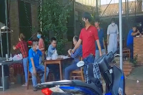 Bình Phước: Phục vụ khách ăn uống tại chỗ, 1 quán ăn bị xử phạt tới 3 lần - Ảnh 1. Bình Phước: Phục vụ khách ăn uống tại chỗ, 1 quán ăn bị xử phạt tới 3 lần - Ảnh 1.