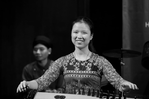 Cuộc sống đầy sắc màu của cô gái khiếm thị - Ảnh 1. Cuộc sống đầy sắc màu của cô gái khiếm thị - Ảnh 1.