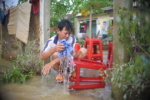 Nước rút, bùn đất ngổn ngang, người dân vùng rốn lũ Bình Định tất bật dọn nhà - Ảnh 4. Nước rút, bùn đất ngổn ngang, người dân vùng rốn lũ Bình Định tất bật dọn nhà - Ảnh 4.