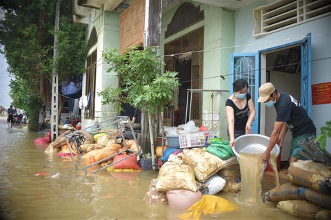 Nước rút, bùn đất ngổn ngang, người dân vùng rốn lũ Bình Định tất bật dọn nhà - Ảnh 6. Nước rút, bùn đất ngổn ngang, người dân vùng rốn lũ Bình Định tất bật dọn nhà - Ảnh 6.