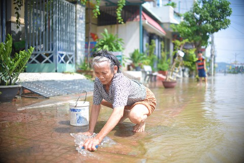 Nước rút, bùn đất ngổn ngang, người dân vùng rốn lũ Bình Định tất bật dọn nhà - Ảnh 10. Nước rút, bùn đất ngổn ngang, người dân vùng rốn lũ Bình Định tất bật dọn nhà - Ảnh 10.