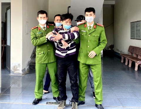 Công an khống chế thanh niên ngáo đá, phát hiện chiếc ô tô bị đánh cắp - Ảnh 1. Công an khống chế thanh niên ngáo đá, phát hiện chiếc ô tô bị đánh cắp - Ảnh 1.