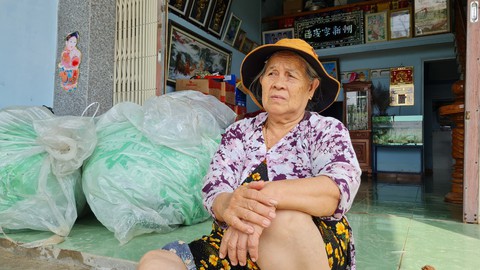 Nước rút, bùn đất ngổn ngang, người dân vùng rốn lũ Bình Định tất bật dọn nhà - Ảnh 8. Nước rút, bùn đất ngổn ngang, người dân vùng rốn lũ Bình Định tất bật dọn nhà - Ảnh 8.