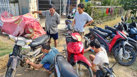Nước rút, bùn đất ngổn ngang, người dân vùng rốn lũ Bình Định tất bật dọn nhà - Ảnh 5. Nước rút, bùn đất ngổn ngang, người dân vùng rốn lũ Bình Định tất bật dọn nhà - Ảnh 5.