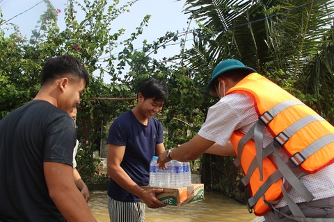 Nước rút, bùn đất ngổn ngang, người dân vùng rốn lũ Bình Định tất bật dọn nhà - Ảnh 11. Nước rút, bùn đất ngổn ngang, người dân vùng rốn lũ Bình Định tất bật dọn nhà - Ảnh 11.