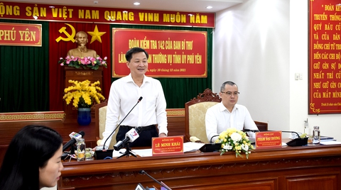 Phó thủ tướng Lê Minh Khái thăm, tặng quà dân vùng lũ Phú Yên - Ảnh 1. Phó thủ tướng Lê Minh Khái thăm, tặng quà dân vùng lũ Phú Yên - Ảnh 1.