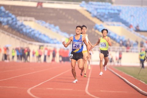Trần Văn Đảng, Nguyễn Thị Oanh thống trị đường đua 1.500m - Ảnh 1. Trần Văn Đảng, Nguyễn Thị Oanh thống trị đường đua 1.500m - Ảnh 1.