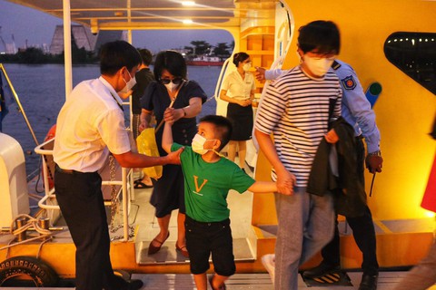 Buýt sông chạy đêm ở TP.HCM cháy vé ngày đầu tiên chính thức hoạt động - Ảnh 1. Buýt sông chạy đêm ở TP.HCM cháy vé ngày đầu tiên chính thức hoạt động - Ảnh 1.