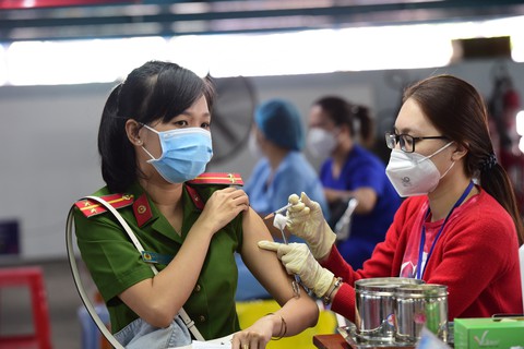 Sáng 10-12, những mũi tiêm vắc xin liều nhắc lại, bổ sung ở TP.HCM bắt đầu - Ảnh 2. Sáng 10-12, những mũi tiêm vắc xin liều nhắc lại, bổ sung ở TP.HCM bắt đầu - Ảnh 2.