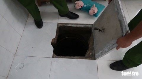Đào hầm trong nhà để trốn truy nã hơn một năm trời - Ảnh 1. Đào hầm trong nhà để trốn truy nã hơn một năm trời - Ảnh 1.