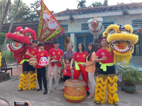 Lương Thế Thành - Thúy Diễm múa lân tưng bừng trong Vũ điệu đón xuân - Ảnh 3. Lương Thế Thành - Thúy Diễm múa lân tưng bừng trong Vũ điệu đón xuân - Ảnh 3.