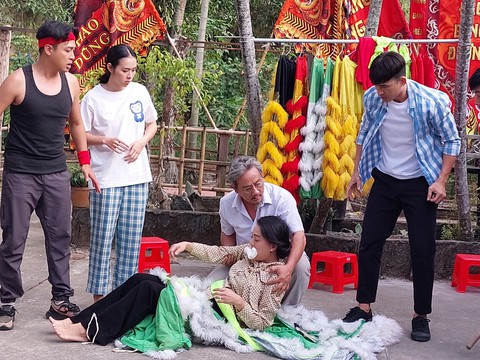 Lương Thế Thành - Thúy Diễm múa lân tưng bừng trong Vũ điệu đón xuân - Ảnh 5. Lương Thế Thành - Thúy Diễm múa lân tưng bừng trong Vũ điệu đón xuân - Ảnh 5.