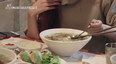 Rosé của Blackpink mê phở Việt: Khoe đi ăn phở khuya, đòi đi ăn phở làm... phần thưởng - Ảnh 3. Rosé của Blackpink mê phở Việt: Khoe đi ăn phở khuya, đòi đi ăn phở làm... phần thưởng - Ảnh 3.