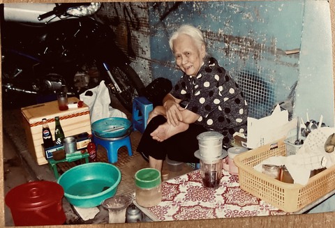 Chuyện đời ở những chung cư xưa cũ - Kỳ 2: 100 năm vọng người xưa ở góc chung cư cổ - Ảnh 1. Chuyện đời ở những chung cư xưa cũ - Kỳ 2: 100 năm vọng người xưa ở góc chung cư cổ - Ảnh 1.
