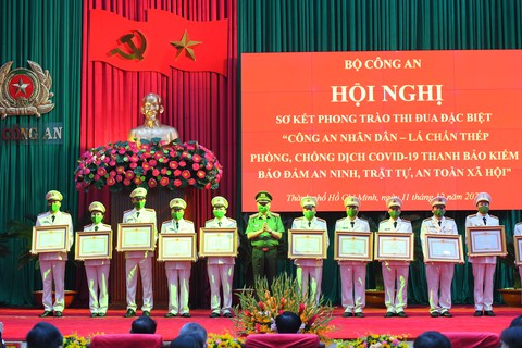 150.000 cán bộ, chiến sĩ công an tham gia chống dịch, có 17 chiến sĩ hy sinh - Ảnh 1. 150.000 cán bộ, chiến sĩ công an tham gia chống dịch, có 17 chiến sĩ hy sinh - Ảnh 1.