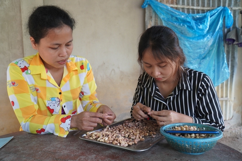 Trao vốn cho 40 nông dân tỉnh Trà Vinh làm ăn - Ảnh 1. Trao vốn cho 40 nông dân tỉnh Trà Vinh làm ăn - Ảnh 1.