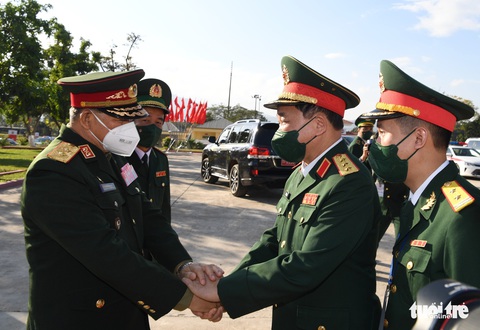Lãnh đạo cấp cao quân đội Việt - Lào gặp nhau tại cửa khẩu Lao Bảo, nhấn mạnh hợp tác chống tội phạm - Ảnh 1. Lãnh đạo cấp cao quân đội Việt - Lào gặp nhau tại cửa khẩu Lao Bảo, nhấn mạnh hợp tác chống tội phạm - Ảnh 1.
