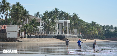 Resort xây dựng chui ở Phan Thiết đập bỏ phần lấn biển - Ảnh 1. Resort xây dựng chui ở Phan Thiết đập bỏ phần lấn biển - Ảnh 1.