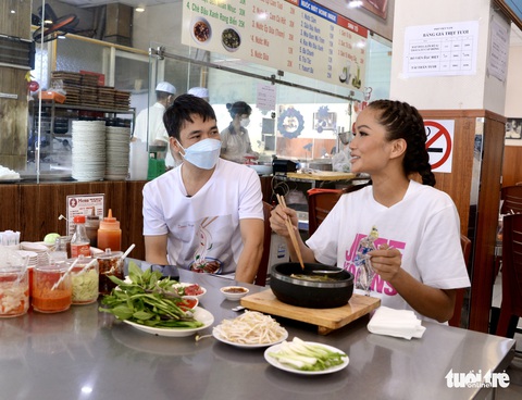 Hoa hậu HHen Nie dậy sớm ăn phở cùng thành phố - Ảnh 6. Hoa hậu HHen Nie dậy sớm ăn phở cùng thành phố - Ảnh 6.