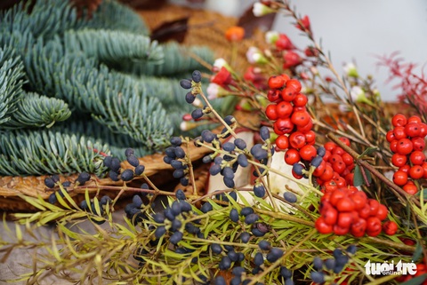 Vòng nguyệt quế, thông Noel giá chát bạn trẻ vẫn mua vì tươi mới, thân thiện môi trường - Ảnh 4. Vòng nguyệt quế, thông Noel giá chát bạn trẻ vẫn mua vì tươi mới, thân thiện môi trường - Ảnh 4.